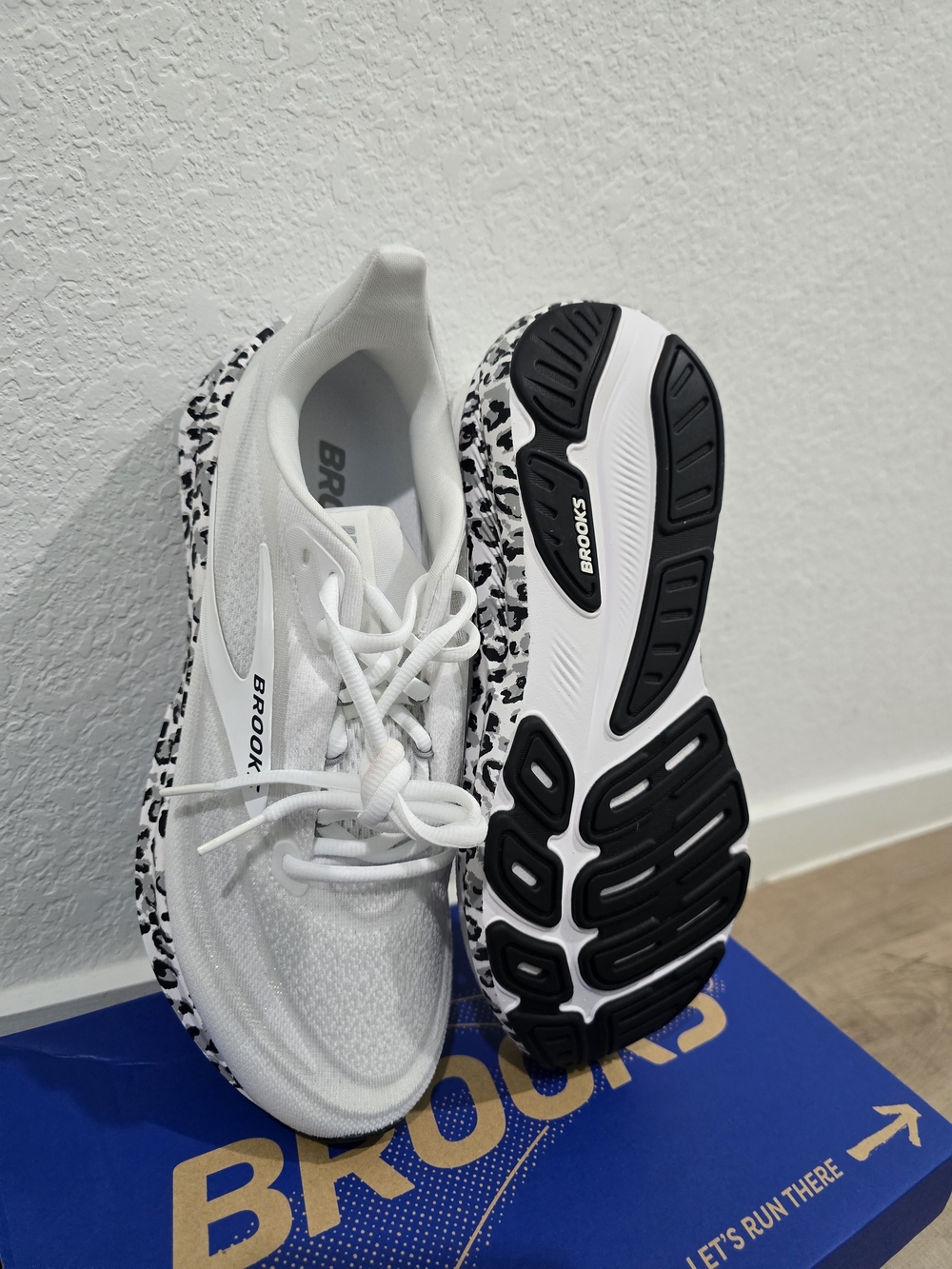 Brooks Revel 6 Women's White Running Shoes with Leopard-Print Midsole - Picture 7 of 7